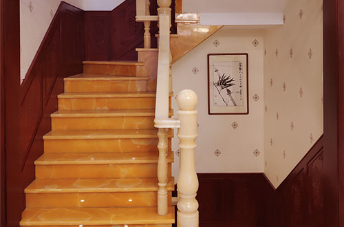 长寿中式别墅室内汉白玉石楼梯的定制安装装饰效果